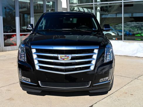 Used 2017 Cadillac Escalade ESV Luxury image 2