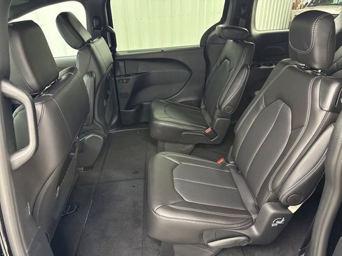 New 2026 Chrysler Pacifica Select image 11