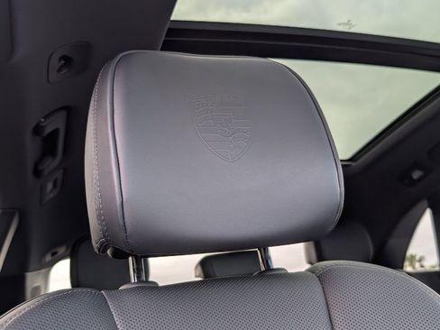 Certified 2024 Porsche Macan AWD/4WD image 18