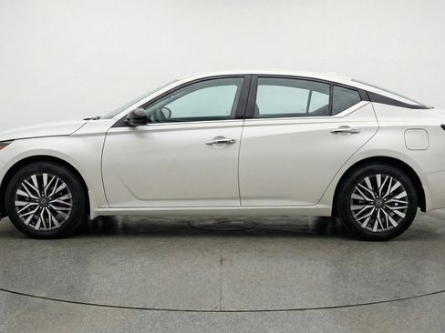 Used 2025 Nissan Altima 2.5 SV image 5