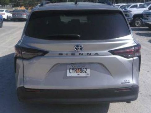 Used 2024 Toyota Sienna XLE FWD image 4