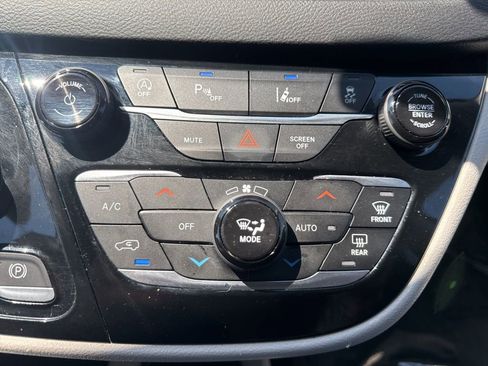 Used 2023 Chrysler Pacifica Touring-L image 20