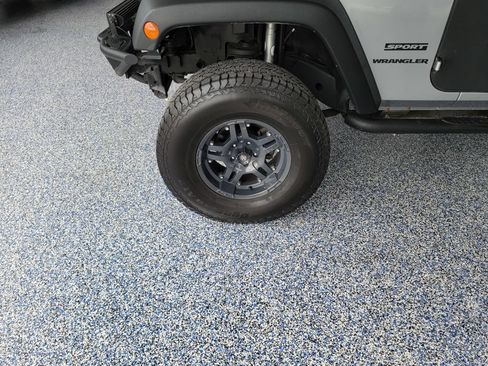 Used 2013 Jeep Wrangler Sport AWD/4WD image 9