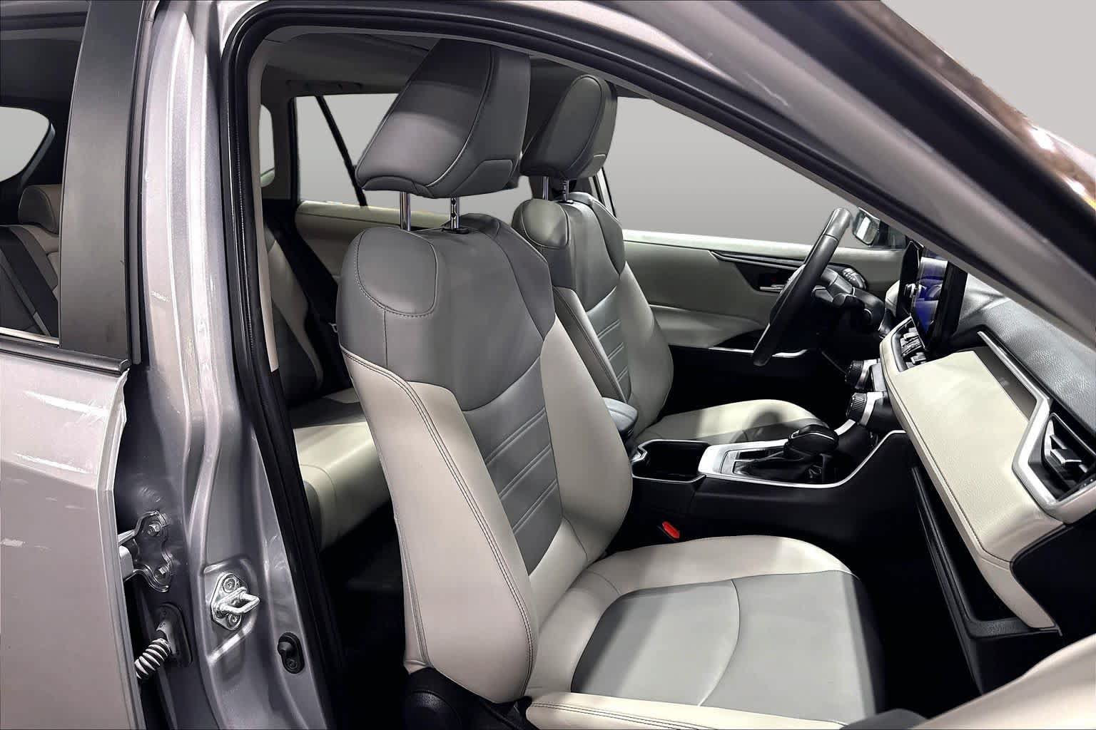 Used 2023 Toyota RAV4 XLE Premium AWD/4WD image 9