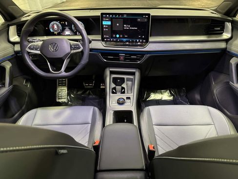 Certified 2025 Volkswagen Tiguan SE R-Line image 16