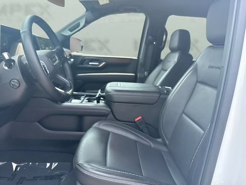 Used 2025 GMC Yukon XL Denali AWD/4WD image 9