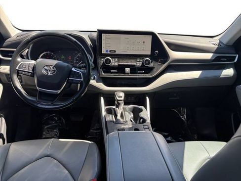 Used 2023 Toyota Highlander XLE FWD image 14