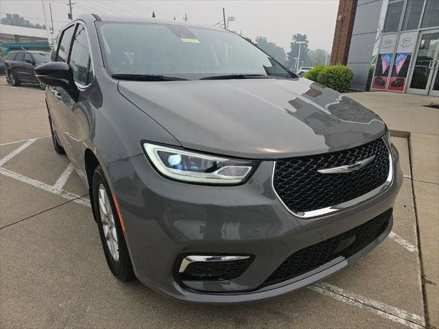 Certified 2024 Chrysler Pacifica Touring-L FWD image 5