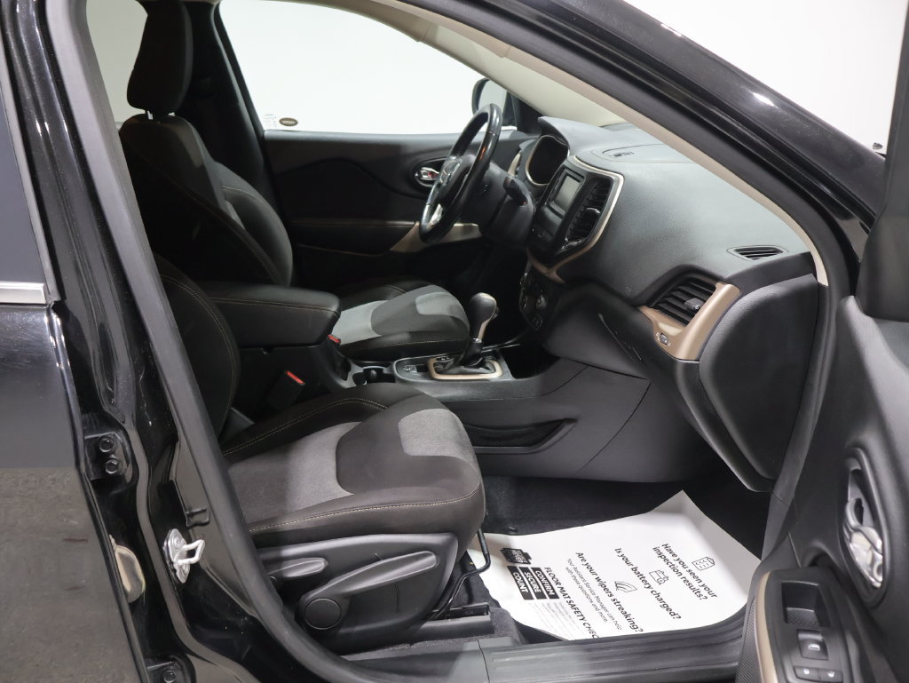 Used 2018 Jeep Cherokee Latitude w/ Cold Weather Group FWD image 21