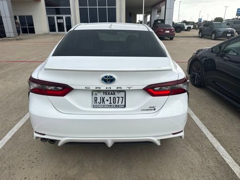 Used 2022 Toyota Camry SE FWD image 3