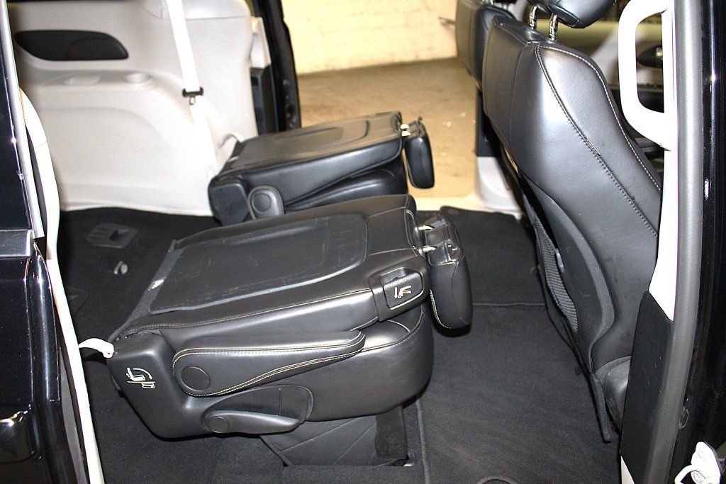 Certified 2024 Chrysler Pacifica Touring-L FWD image 33