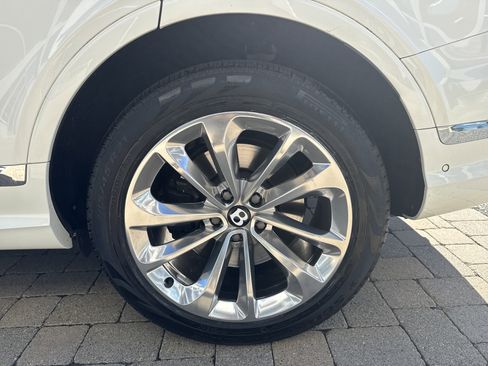 Used 2022 Bentley Bentayga image 30