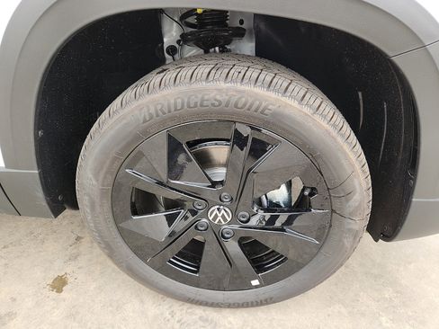 New 2026 Volkswagen Taos SE image 9