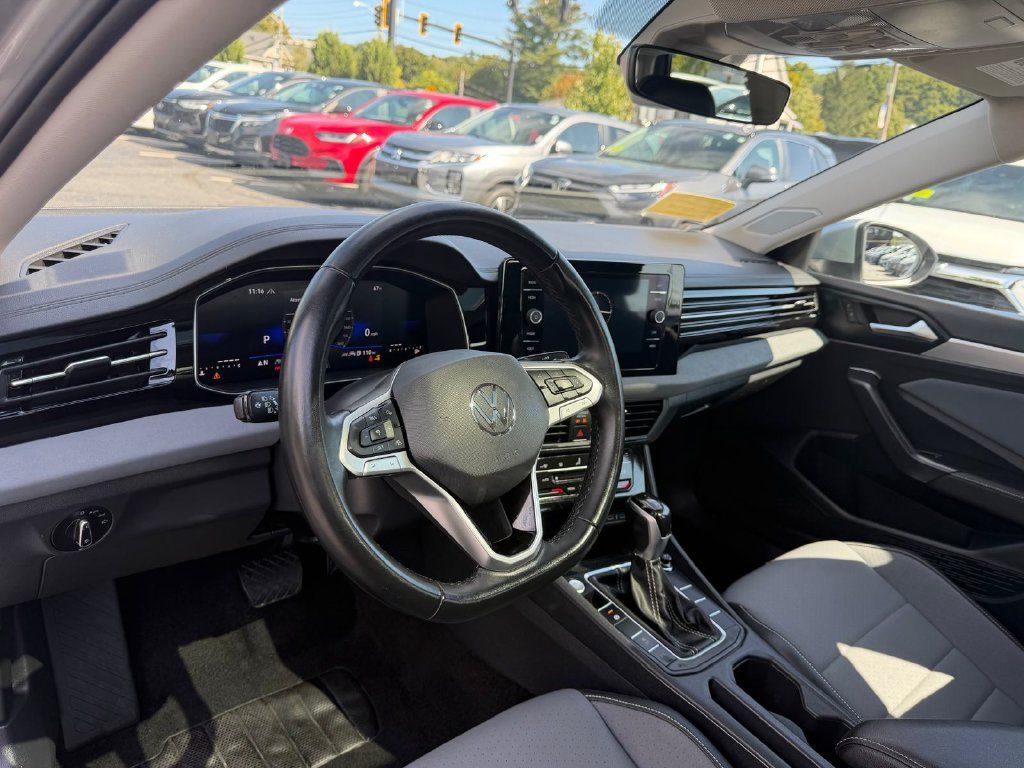 Used 2025 Volkswagen Jetta SE FWD image 10