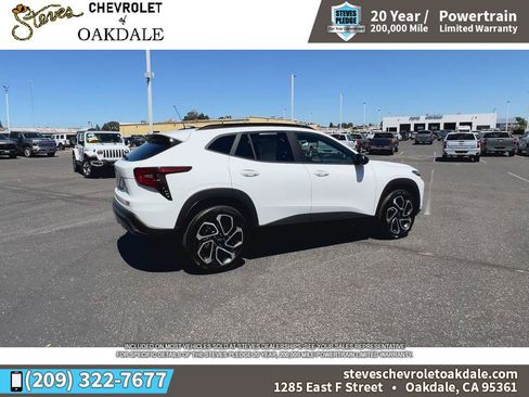 Certified 2026 Chevrolet Trax RS w/ Sunroof Package FWD image 12