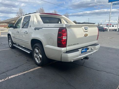 Used 2013 Chevrolet Avalanche LTZ image 5