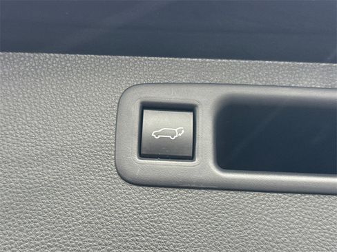 Used 2023 Toyota Highlander XLE image 17