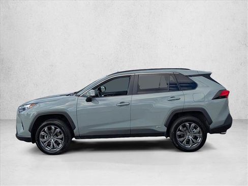 Used 2022 Toyota RAV4 XLE Premium image 9