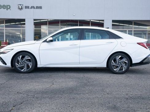 Used 2025 Hyundai Elantra Limited image 2