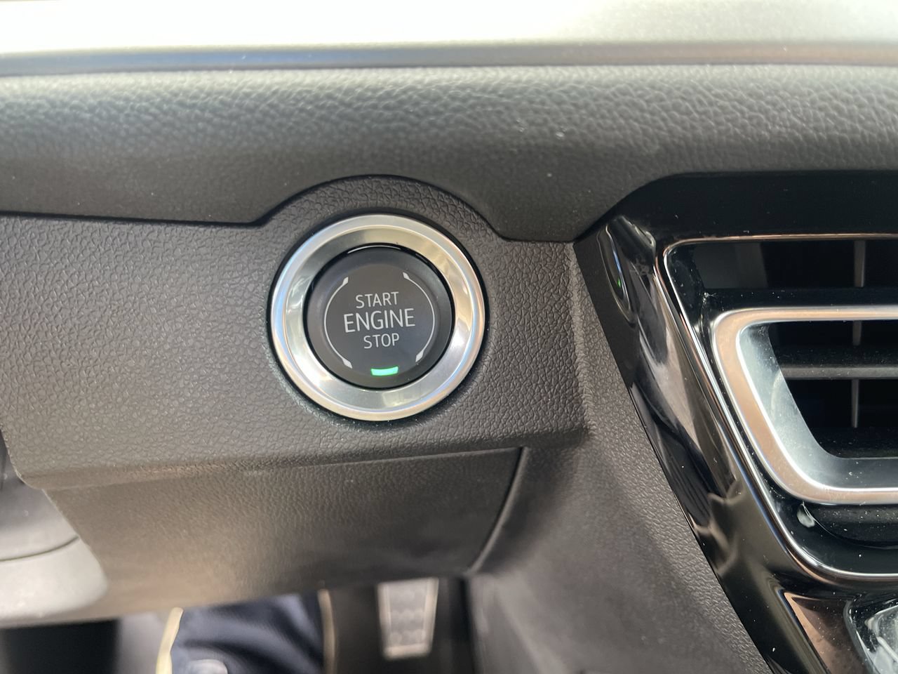 Used 2025 Chevrolet Traverse LT FWD image 17