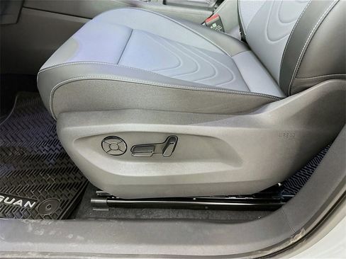 Used 2025 Volkswagen Tiguan SE image 9