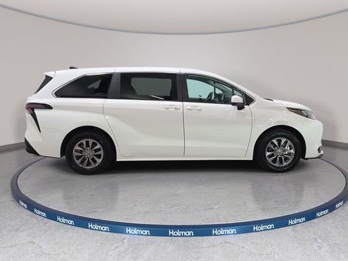 Used 2024 Toyota Sienna LE image 4