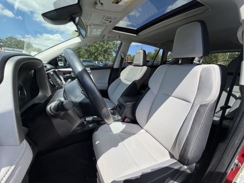 Used 2018 Toyota RAV4 XLE FWD image 12