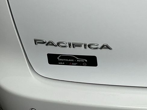 Used 2023 Chrysler Pacifica Touring-L image 26