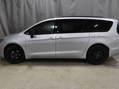 New 2026 Chrysler Pacifica Select w/ S Appearance Package image 6