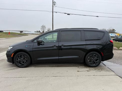 Used 2021 Chrysler Pacifica Limited w/ Uconnect Theater Family Group image 8