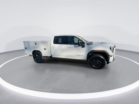 Used 2025 GMC Sierra 2500 AT4 image 2