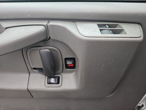 Used 2014 Chevrolet Express 2500 image 17