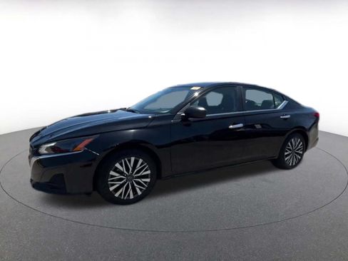 Used 2025 Nissan Altima 2.5 SV FWD image 8