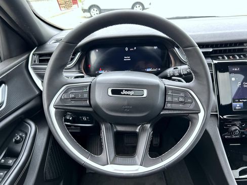 Used 2023 Jeep Grand Cherokee Altitude AWD/4WD image 12