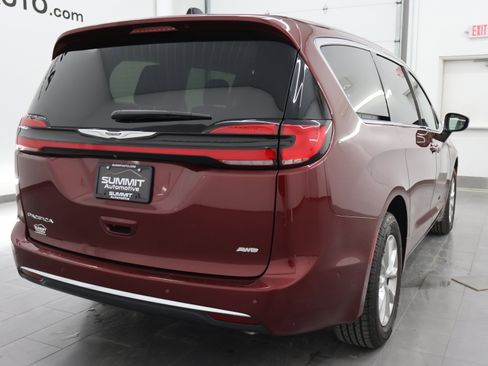 Used 2023 Chrysler Pacifica Touring-L AWD/4WD image 4
