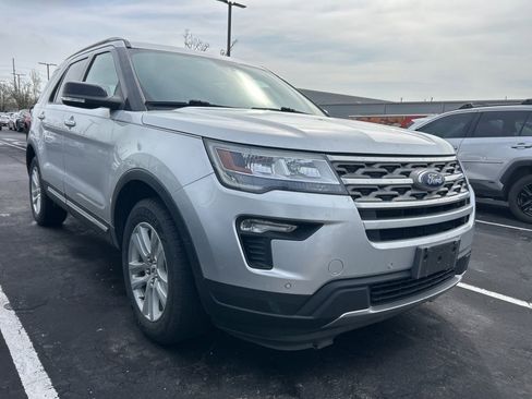 Used 2018 Ford Explorer XLT w/ Equipment Group 202A image 2