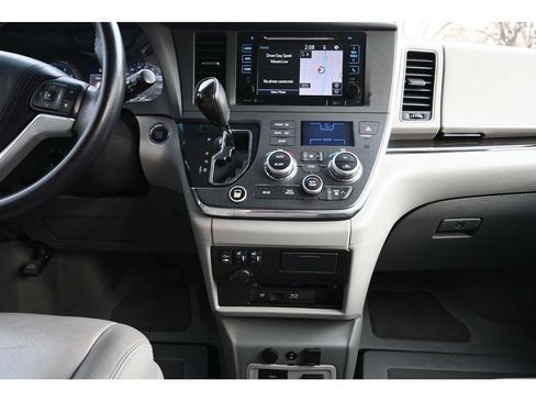 Used 2015 Toyota Sienna image 23