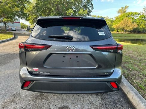 Used 2025 Toyota Highlander LE image 4
