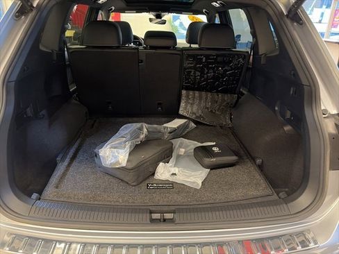 Certified 2022 Volkswagen Tiguan SE R-Line image 12