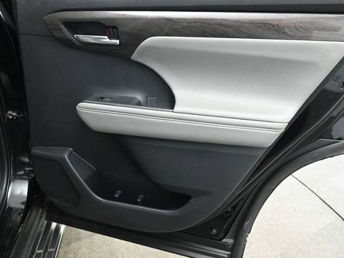Used 2022 Toyota Highlander Limited image 19