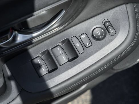 Used 2025 Honda HR-V LX image 32