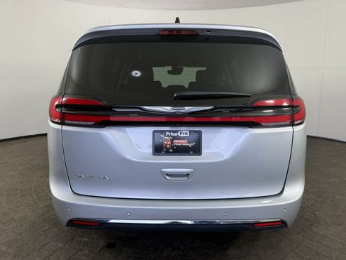 Used 2024 Chrysler Pacifica Touring-L FWD image 6