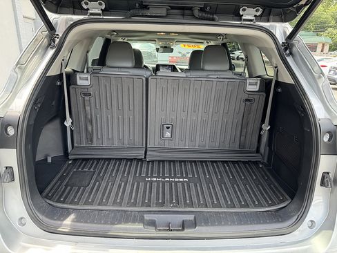 Used 2021 Toyota Highlander XLE AWD/4WD image 11