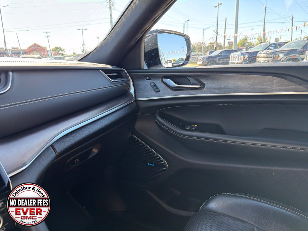 Used 2023 Jeep Grand Cherokee Overland w/ Luxury Tech Group IV AWD/4WD image 32
