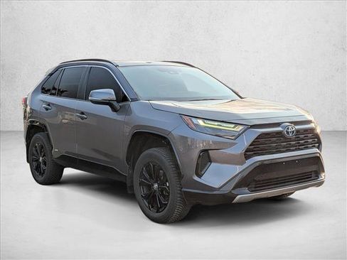 Used 2022 Toyota RAV4 SE w/ Convenience Package AWD/4WD image 3