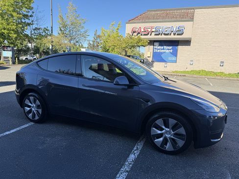Used 2021 Tesla Model Y Long Range AWD/4WD image 4
