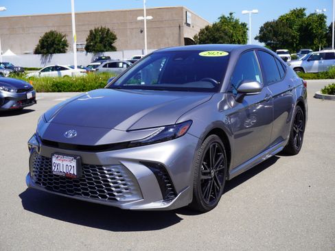 Used 2025 Toyota Camry XSE FWD image 5