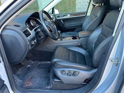 Used 2016 Volkswagen Touareg Sport image 14
