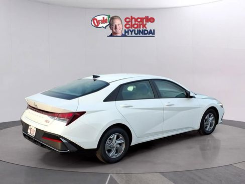 New 2026 Hyundai Elantra SE FWD image 5
