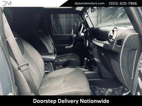 Used 2017 Jeep Wrangler Unlimited Rubicon w/ Connectivity Group AWD/4WD image 19